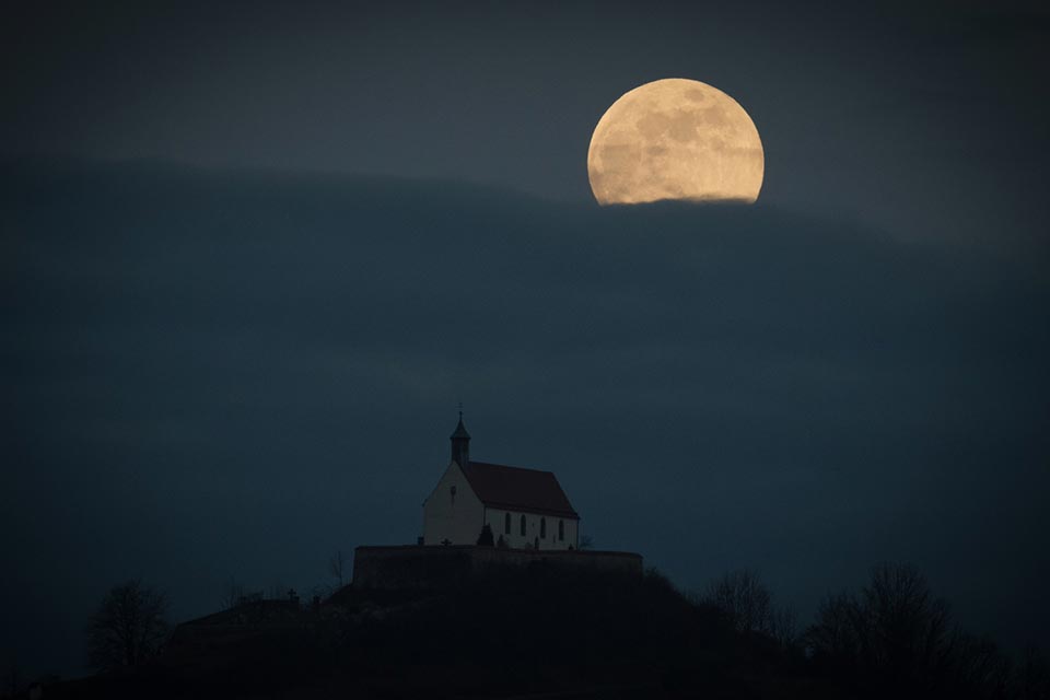 Mondaufgang über der Wurmlinger Kapelle